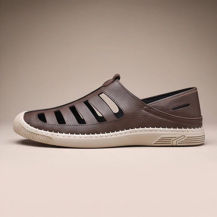 Brune komfortable herre sandaler med lukkede tæer, ventileret design, ideelle som sommerfodtøj.