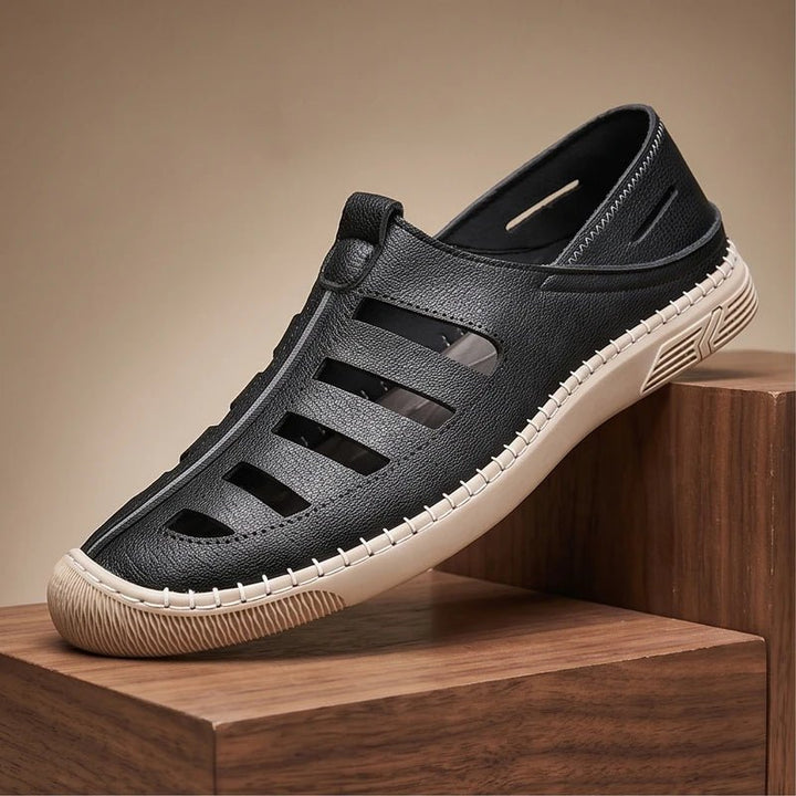 Sidebillede af brune herre sandaler med lukkede tæer, ventilationsåbninger og skridsikker sål.