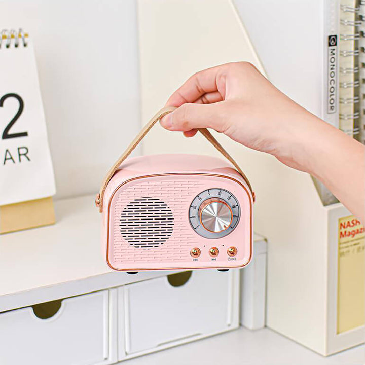 SoundSphere retro højttaler med klassiske knapper og grill; en kompakt trådløs Bluetooth højttaler.