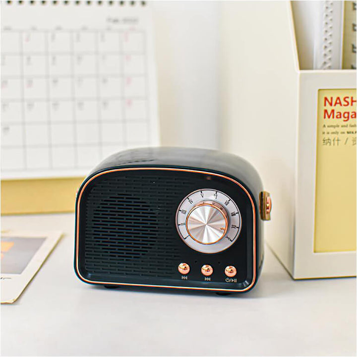 Krystalklar lyd fra SoundSphere retro Bluetooth-højttaler; forbedret lydoplevelse i vintage stil.