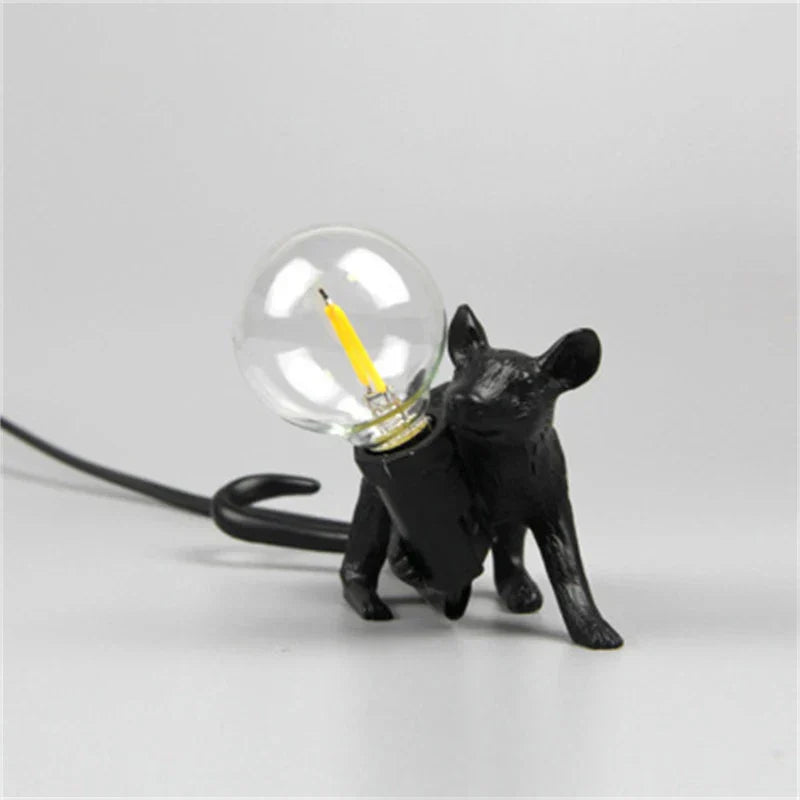 Legesyg LED-dyrebordslampe i harpiks, med varmt lys og charmerende egern-design, ideel dekorativ belysning.