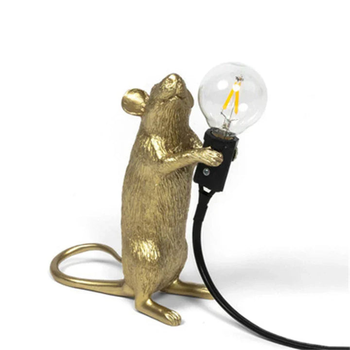 Legesyg LED-dyrebordslampe i harpiks, med varmt lys og charmerende egern-design, ideel dekorativ belysning.