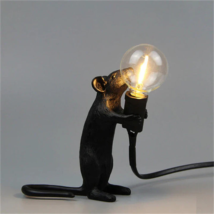Legesyg LED-dyrebordslampe i harpiks, med varmt lys og charmerende egern-design, ideel dekorativ belysning.