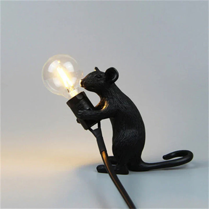 Legesyg LED-dyrebordslampe i harpiks, med varmt lys og charmerende egern-design, ideel dekorativ belysning.