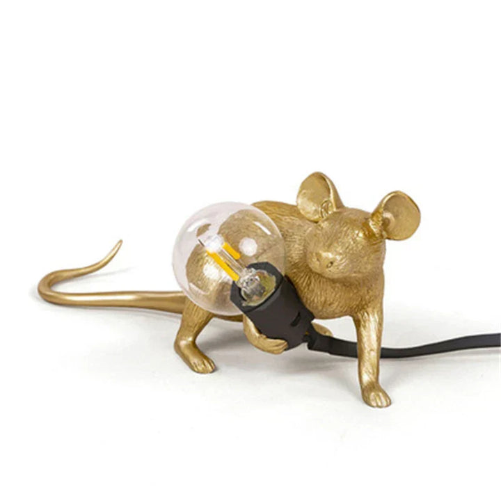 Legesyg LED-dyrebordslampe i harpiks, med varmt lys og charmerende egern-design, ideel dekorativ belysning.