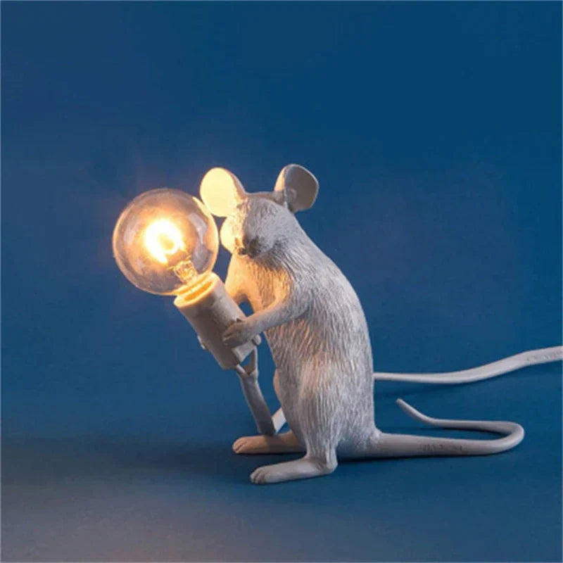 Legesyg LED-dyrebordslampe i harpiks, med varmt lys og charmerende egern-design, ideel dekorativ belysning.