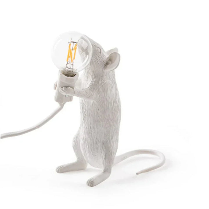 Legesyg LED-dyrebordslampe i harpiks, med varmt lys og charmerende egern-design, ideel dekorativ belysning.