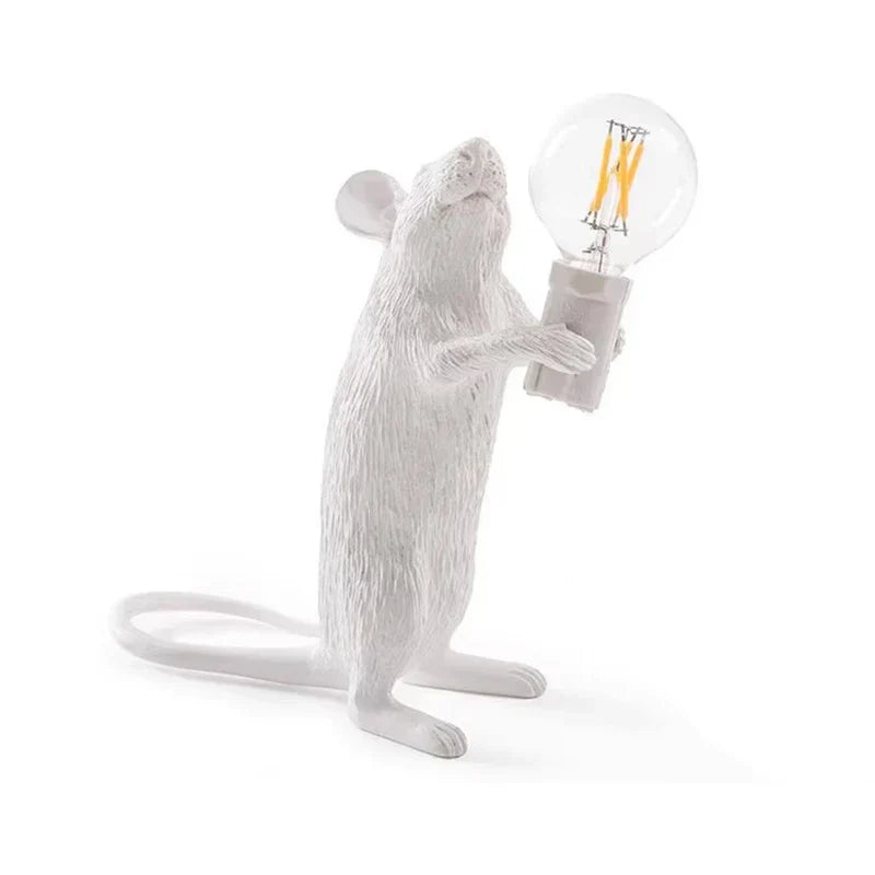 Legesyg LED-dyrebordslampe i harpiks, med varmt lys og charmerende egern-design, ideel dekorativ belysning.
