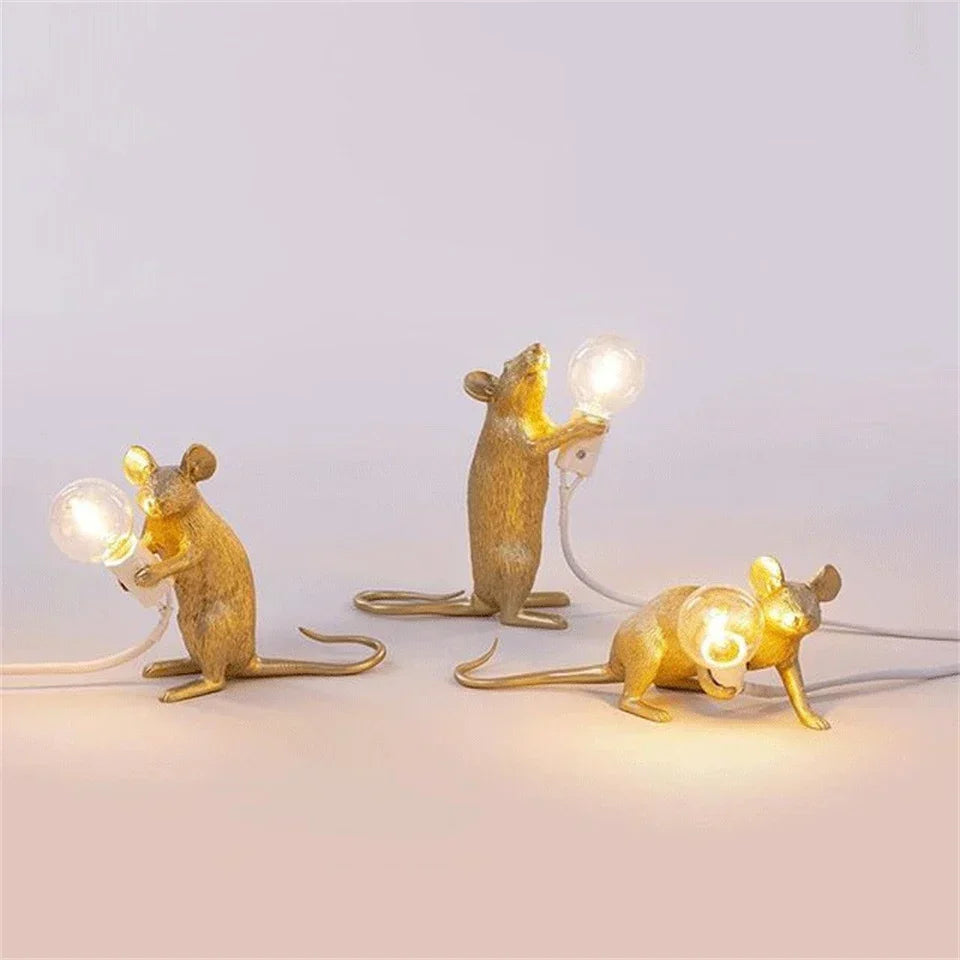 Legesyg LED-dyrebordslampe i harpiks, med varmt lys og charmerende egern-design, ideel dekorativ belysning.