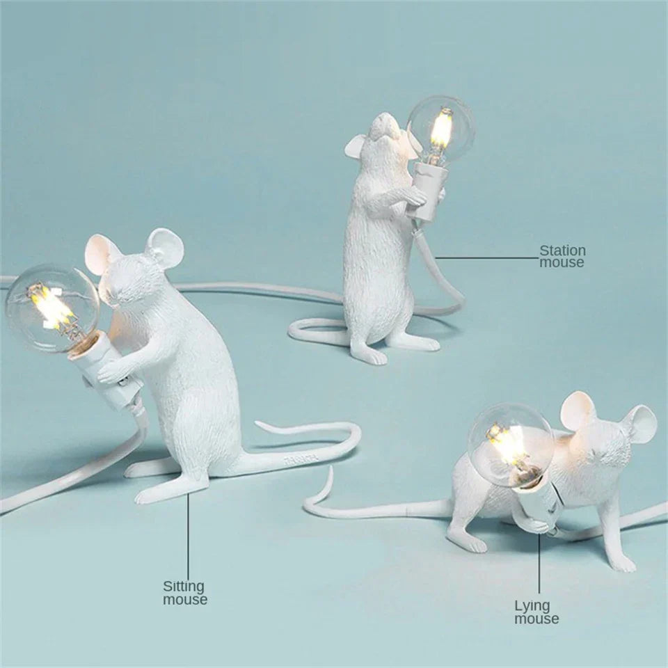 Legesyg LED-dyrebordslampe i harpiks, med varmt lys og charmerende egern-design, ideel dekorativ belysning.