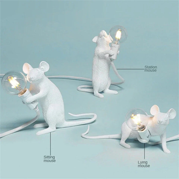 Legesyg LED-dyrebordslampe i harpiks, med varmt lys og charmerende egern-design, ideel dekorativ belysning.