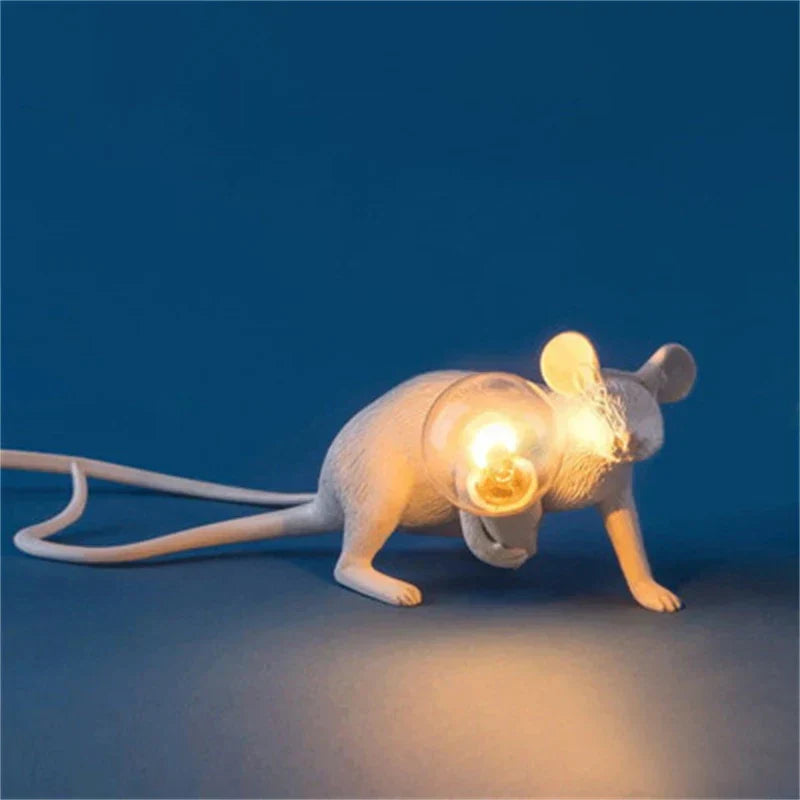Legesyg LED-dyrebordslampe i harpiks, med varmt lys og charmerende egern-design, ideel dekorativ belysning.