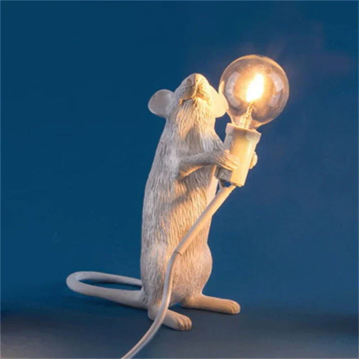Legesyg LED-dyrebordslampe i harpiks, med varmt lys og charmerende egern-design, ideel dekorativ belysning.