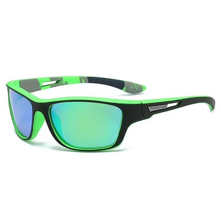 Sporty solbriller med polariserede linser og UV400 beskyttelse, ideelle til sport og fritid. Klassisk stel i robust plastik