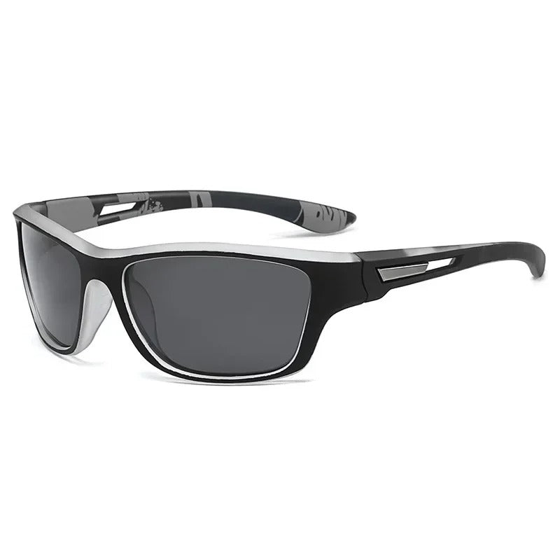 Sporty solbriller med polariserede linser og UV400 beskyttelse, ideelle til sport og fritid. Klassisk stel i robust plastik