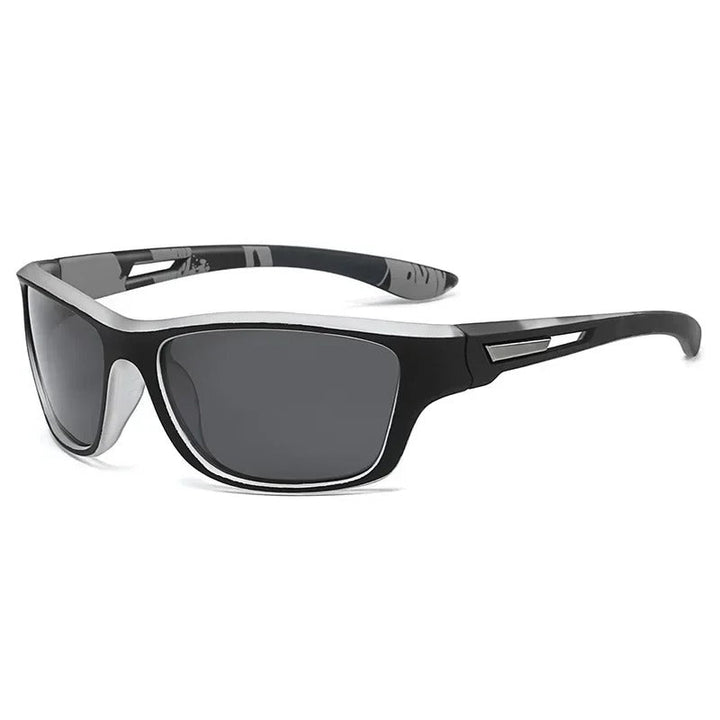 Sporty solbriller med polariserede linser og UV400 beskyttelse, ideelle til sport og fritid. Klassisk stel i robust plastik