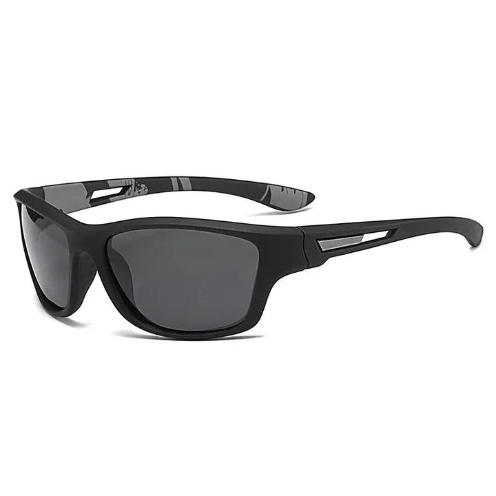 Sporty solbriller med polariserede linser og UV400 beskyttelse, ideelle til sport og fritid. Klassisk stel i robust plastik