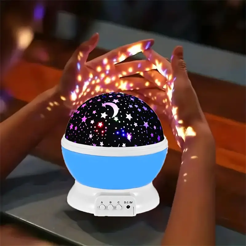Stjerneprojektor Natlampe Luna projicerer farverig stjernehimmel, skaber magisk atmosfære i børneværelset.