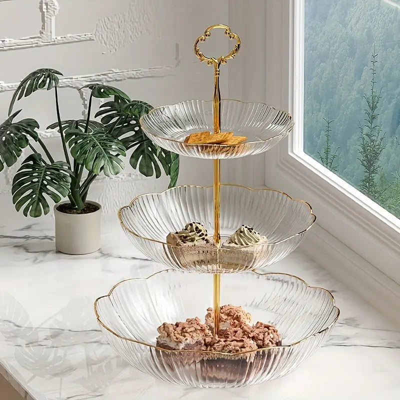 Stilfuld frugtfad med 3 etager fyldt med frisk frugt. Perfekt moderne frugtholder til køkkenopbevaring.