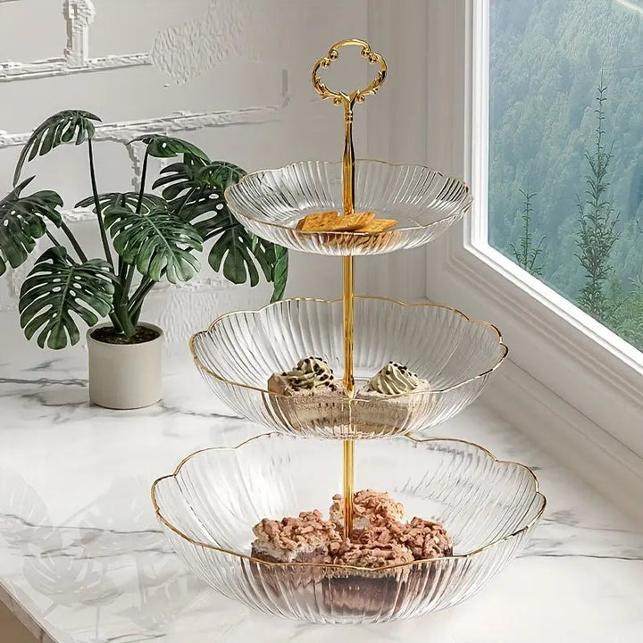 Stilfuld frugtfad med 3 etager fyldt med frisk frugt. Perfekt moderne frugtholder til køkkenopbevaring.