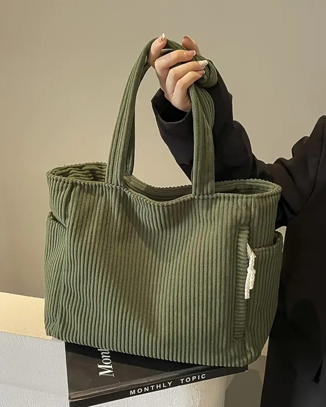 Stilfuld casual dametaske i hvid med praktiske snordetaljer, perfekt som hverdagstaske og skuldertaske til kvinder.