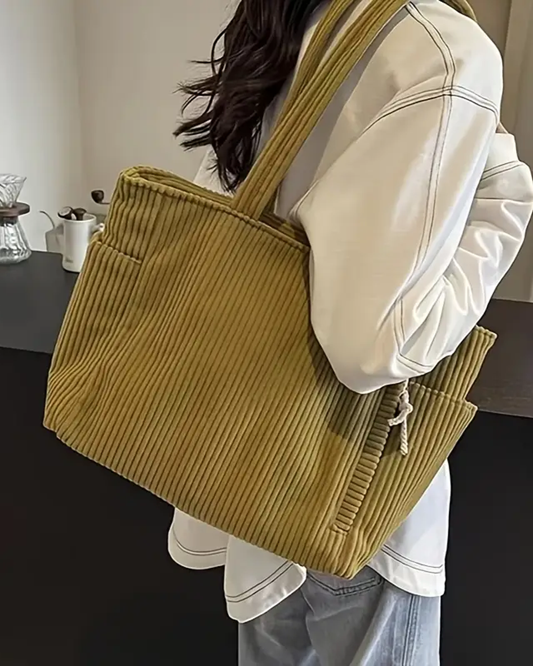 Sennepsgul stilfuld skuldertaske til kvinder med snordetaljer. En casual dametaske perfekt til hverdagsbrug.