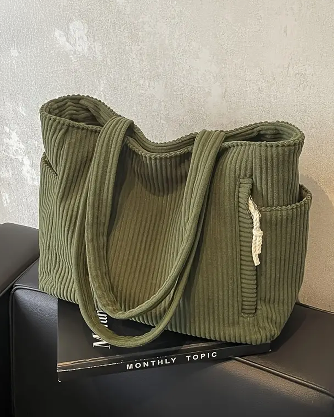 Minimalistisk dametaske i hvid med praktiske snordetaljer. En stilfuld casual skuldertaske til kvinders hverdag.