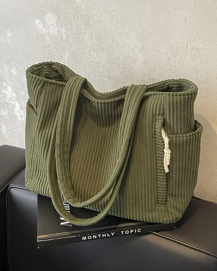 Minimalistisk dametaske i hvid med praktiske snordetaljer. En stilfuld casual skuldertaske til kvinders hverdag.