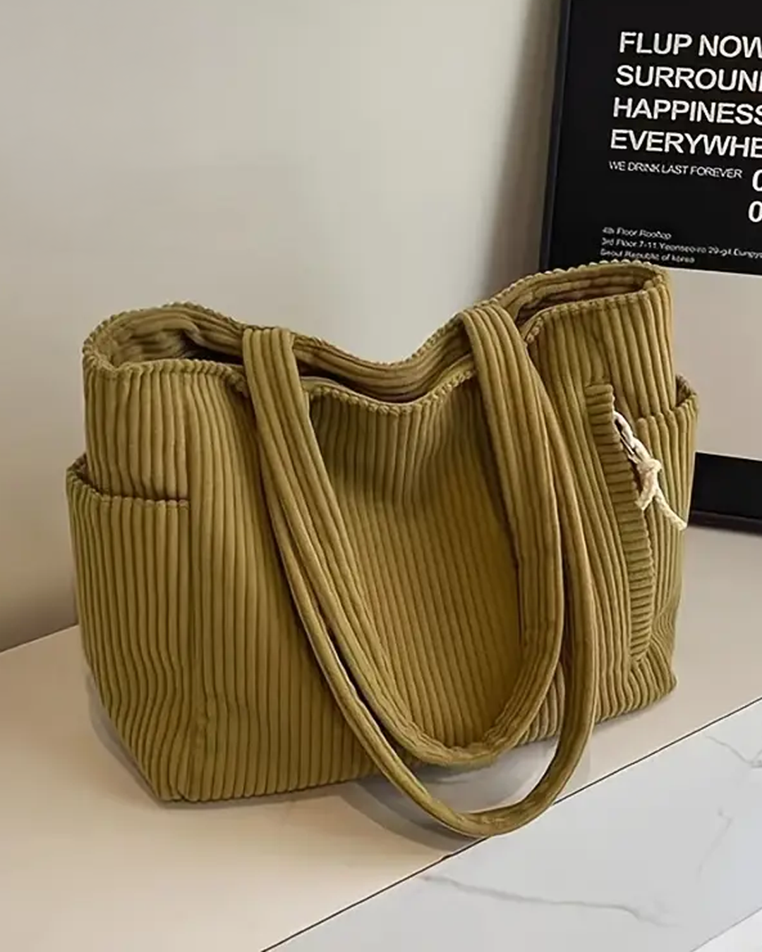 Elegant grøn kvinders skuldertaske med unikke snordetaljer. En stilfuld og casual dametaske til hverdagsbrug.