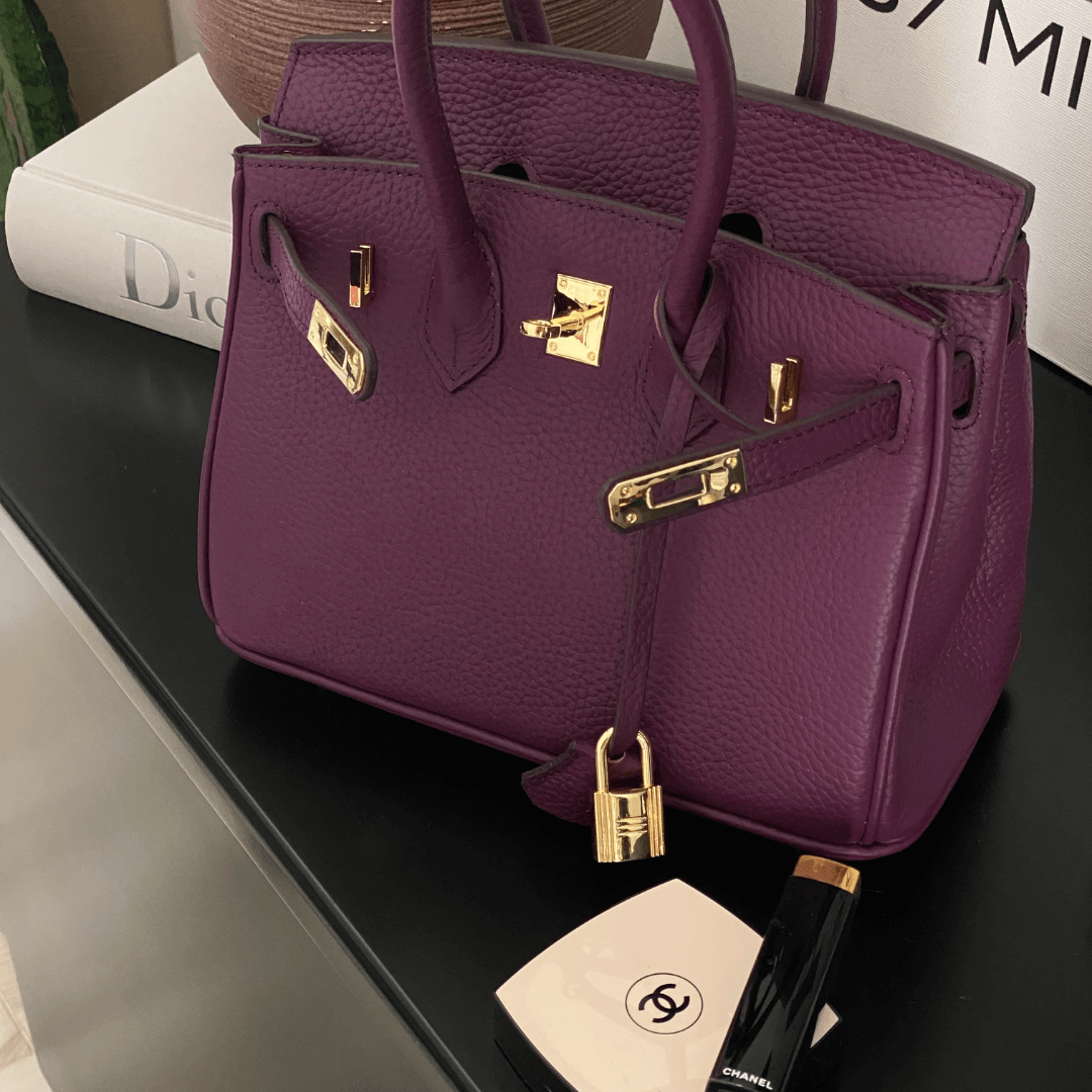 Detaljeret look af kunstlæder tekstur på en stilfuld dame håndtaske.