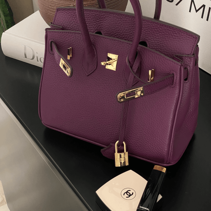 Detaljeret look af kunstlæder tekstur på en stilfuld dame håndtaske.