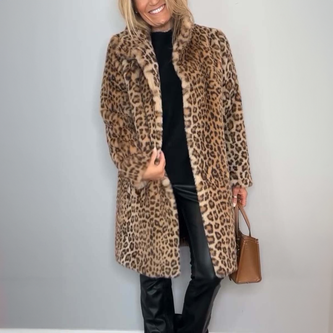 Stilfuld dame leopardfrakke til vinter. Elegant og varmt overtøj med moderen print til kvindemode.