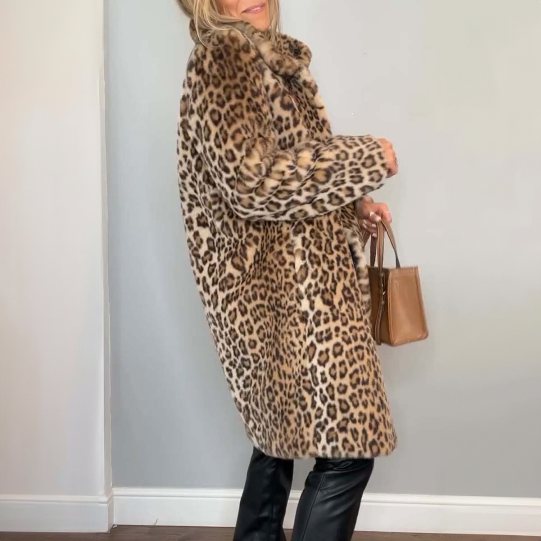 Varm beige dame leopardfrakke, perfekt til vinter. Stilfuld og elegant kvindemode overtøj.