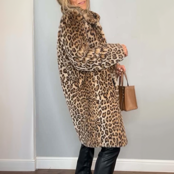 Varm beige dame leopardfrakke, perfekt til vinter. Stilfuld og elegant kvindemode overtøj.