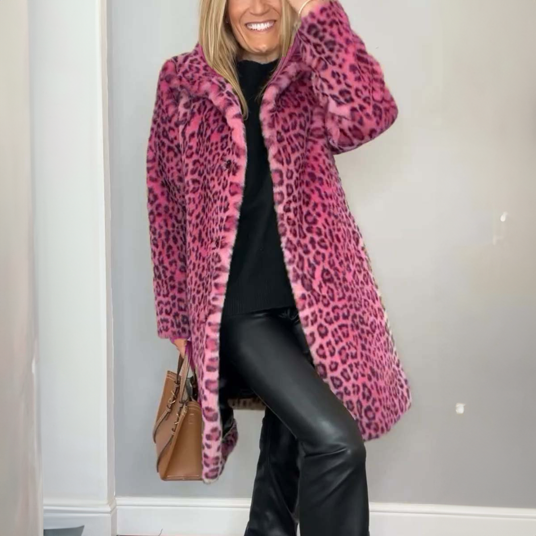 Luksuriøs og varm dame leopard vinterfrakke. Stilfuldt overtøj med elegant print til kvindemode.