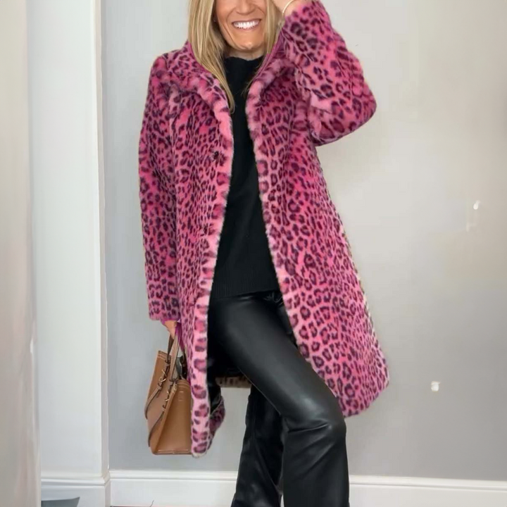 Luksuriøs og varm dame leopard vinterfrakke. Stilfuldt overtøj med elegant print til kvindemode.