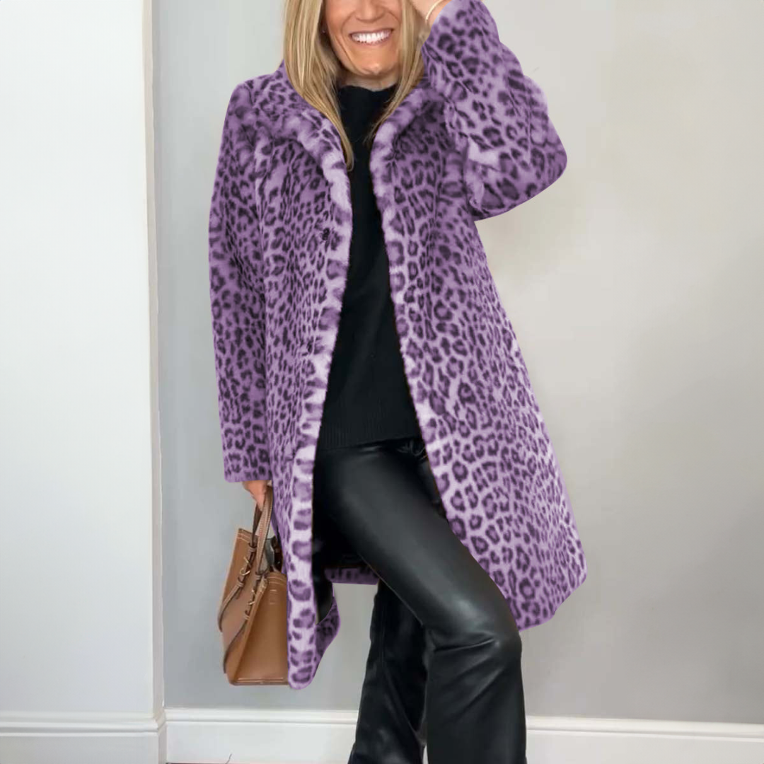 Blå dame leopardfrakke i stilfuldt design. Varm vinterfrakke med elegant print. Perfekt til mode.