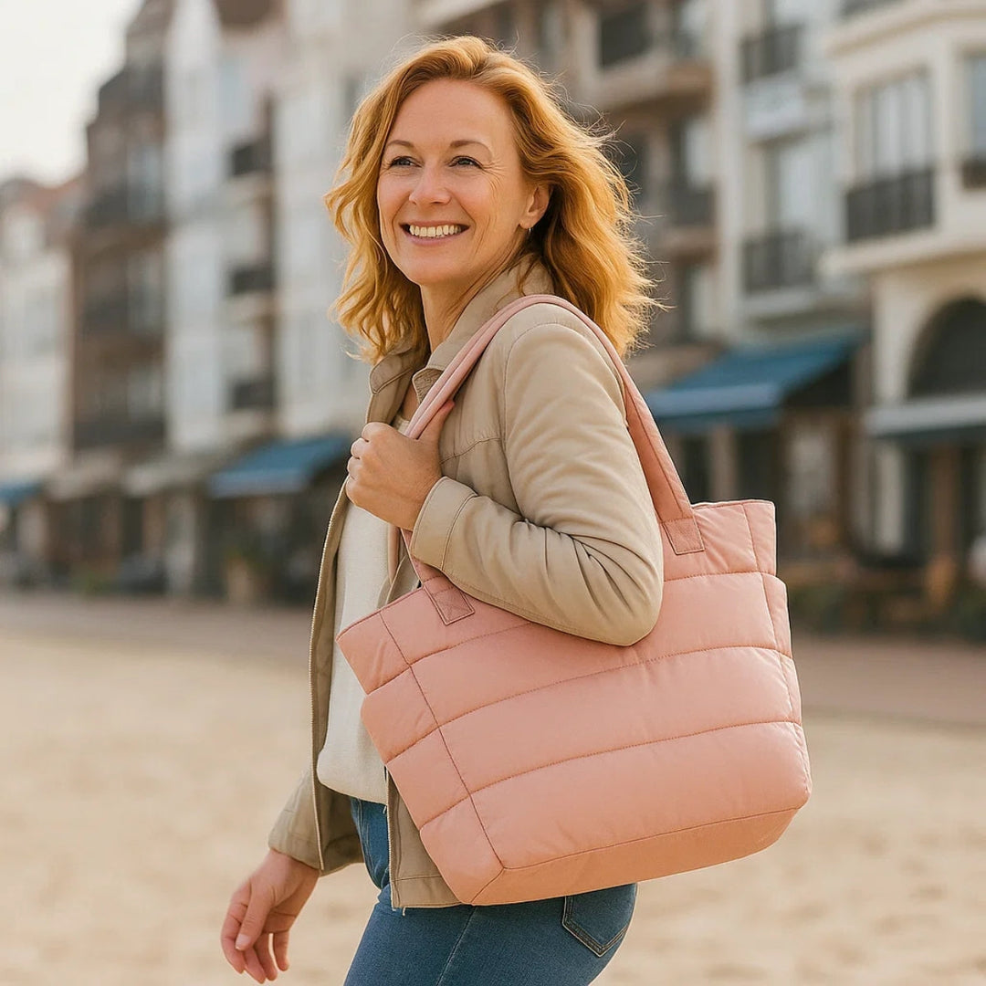 Detaljebillede af den bløde, polstrede overflade på en moderne dame tote taske.