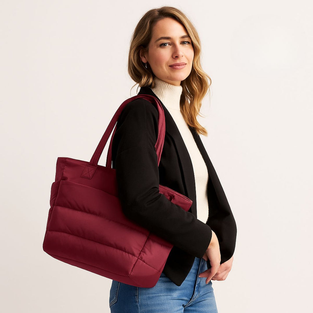 Dame puffy tote taske vist i fuld figur, der fremhæver dens størrelse og elegante udseende.