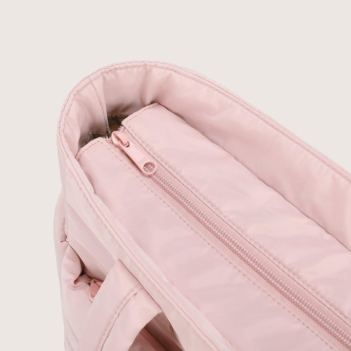 Letvægt shoppingtaske til kvinder med et moderne "puffy" design og masser af plads.