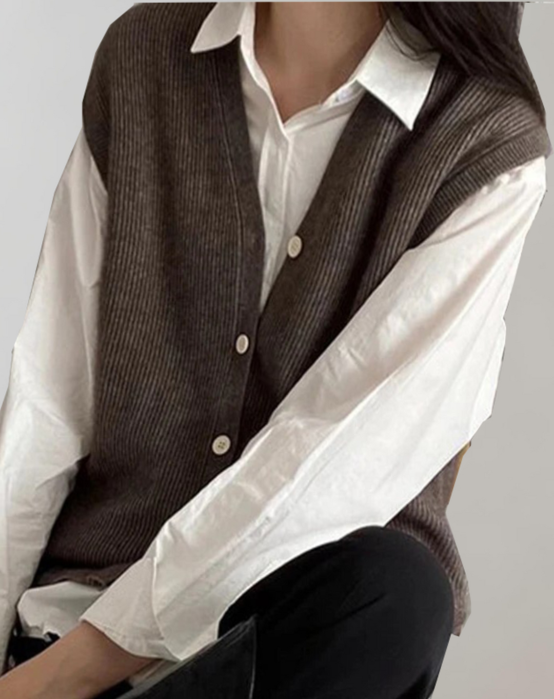 Stilfuld dame strikket vest med knapstolpe. Komfortabel forårs/efterårs-vest til kvinder i casual mode.