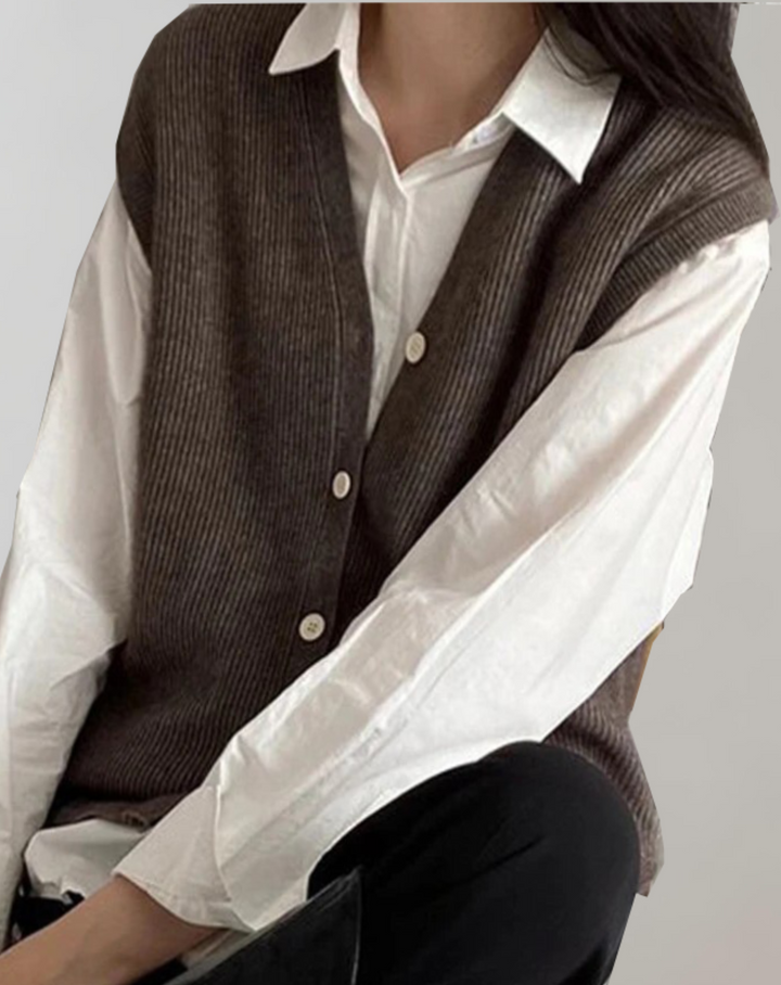 Stilfuld dame strikket vest med knapstolpe. Komfortabel forårs/efterårs-vest til kvinder i casual mode.