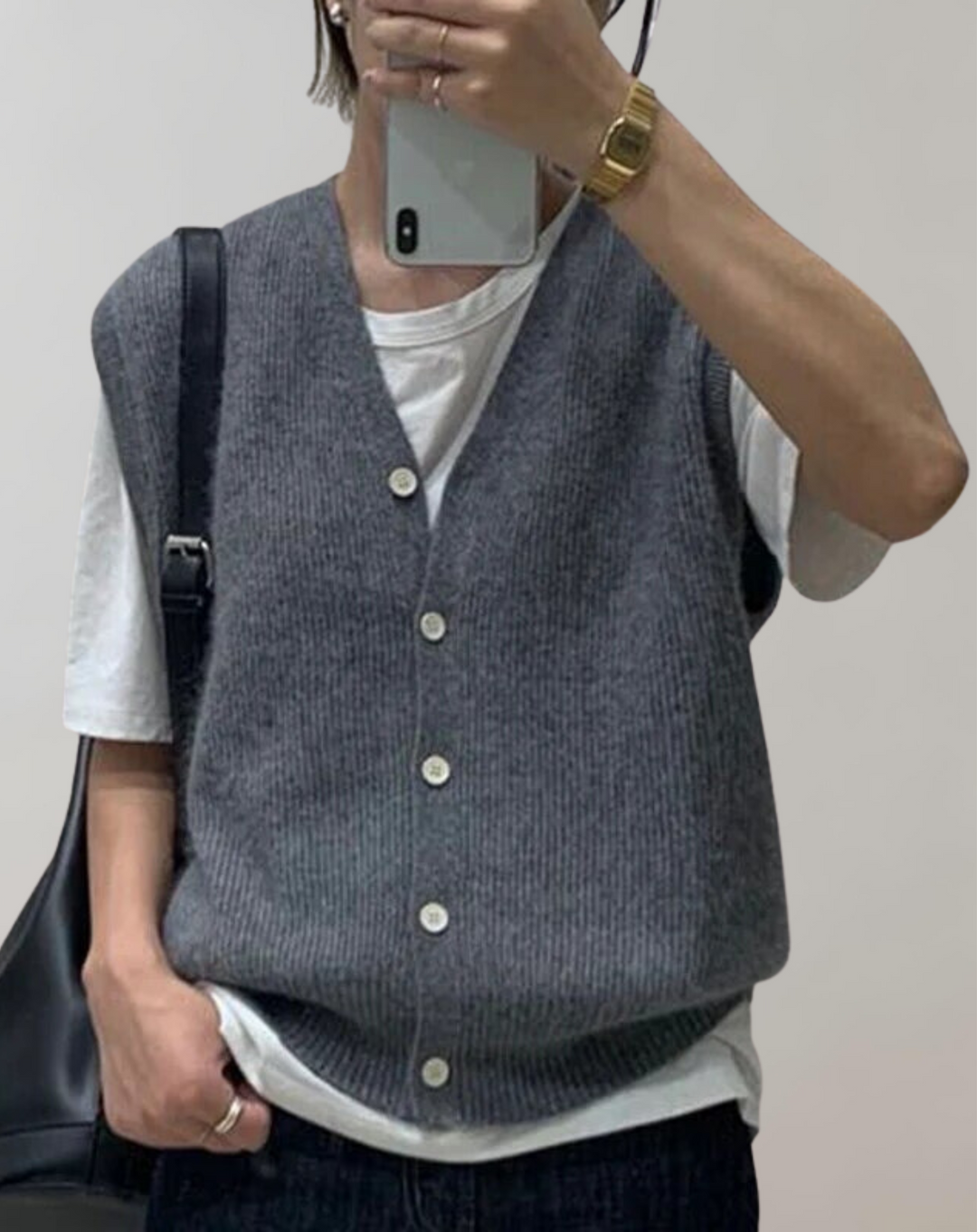 Elegant strikvest til damer med dekorativ knapstolpe. Blød og komfortabel vest, ideel til lag-på-lag.