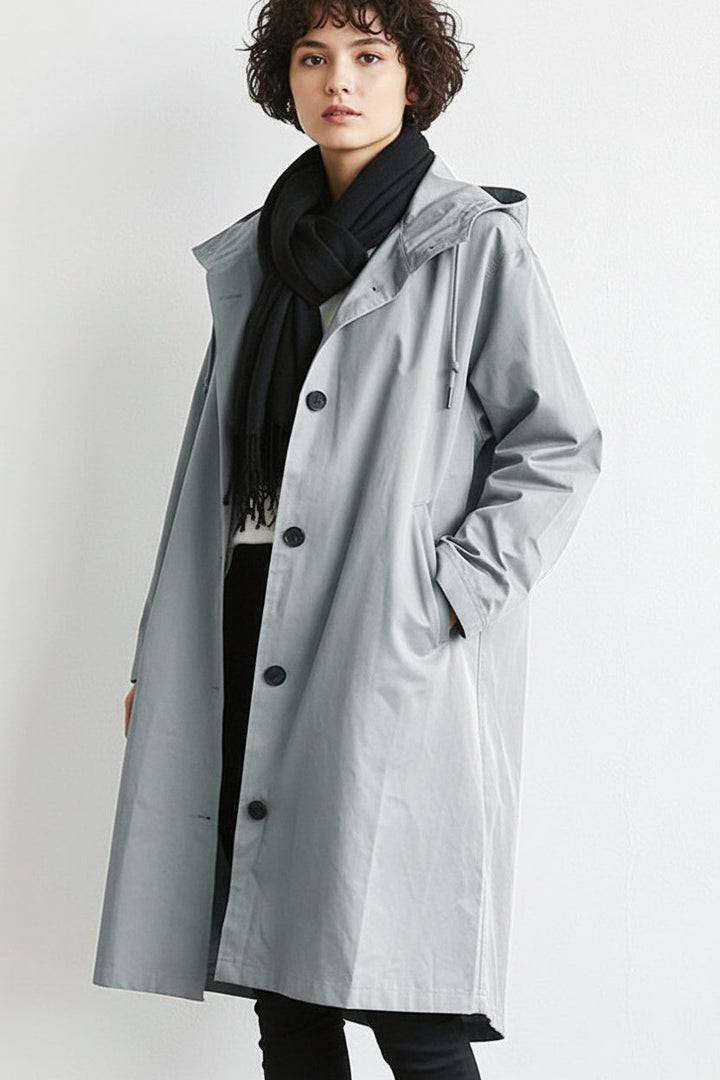 Stilfuld dame vandtæt regn trenchcoat med hætte. Perfekt som overgangsjakke i al slags vejr.
