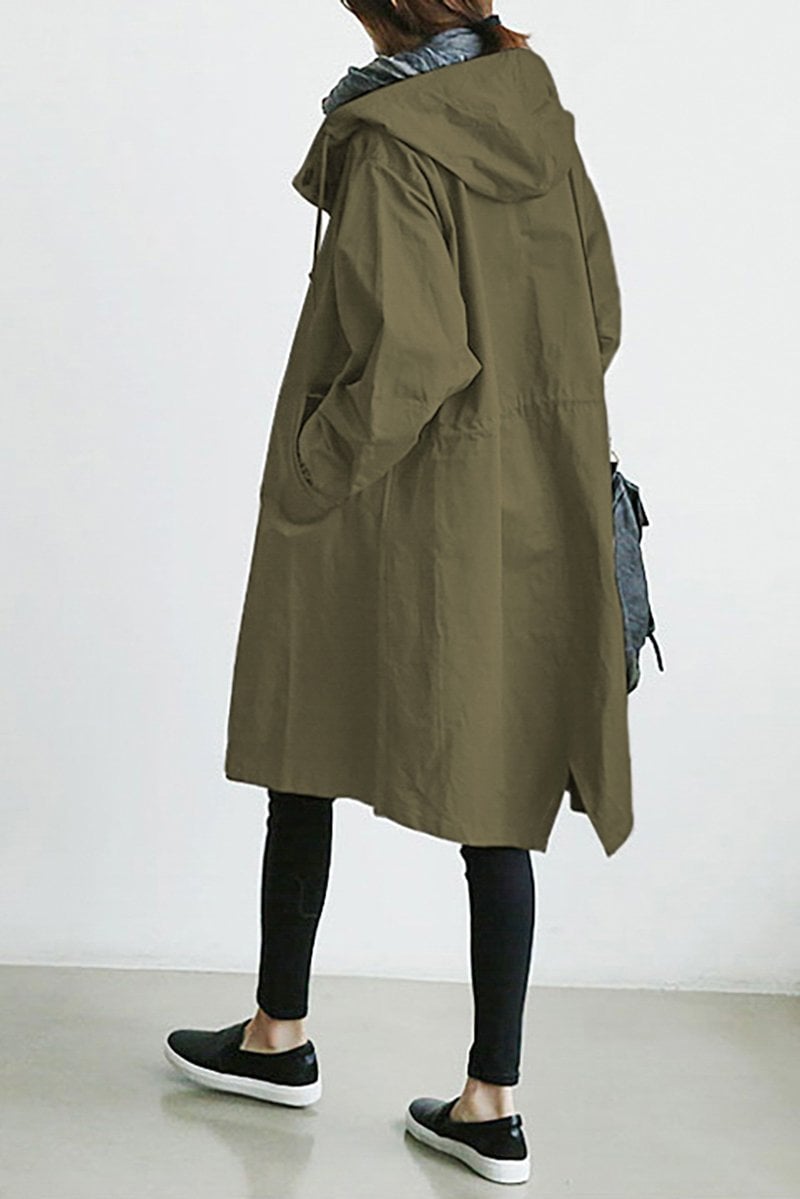 Elegant dame trenchcoat i vandtæt design. Mode overtøj med hætte, perfekt til regnfulde dage.