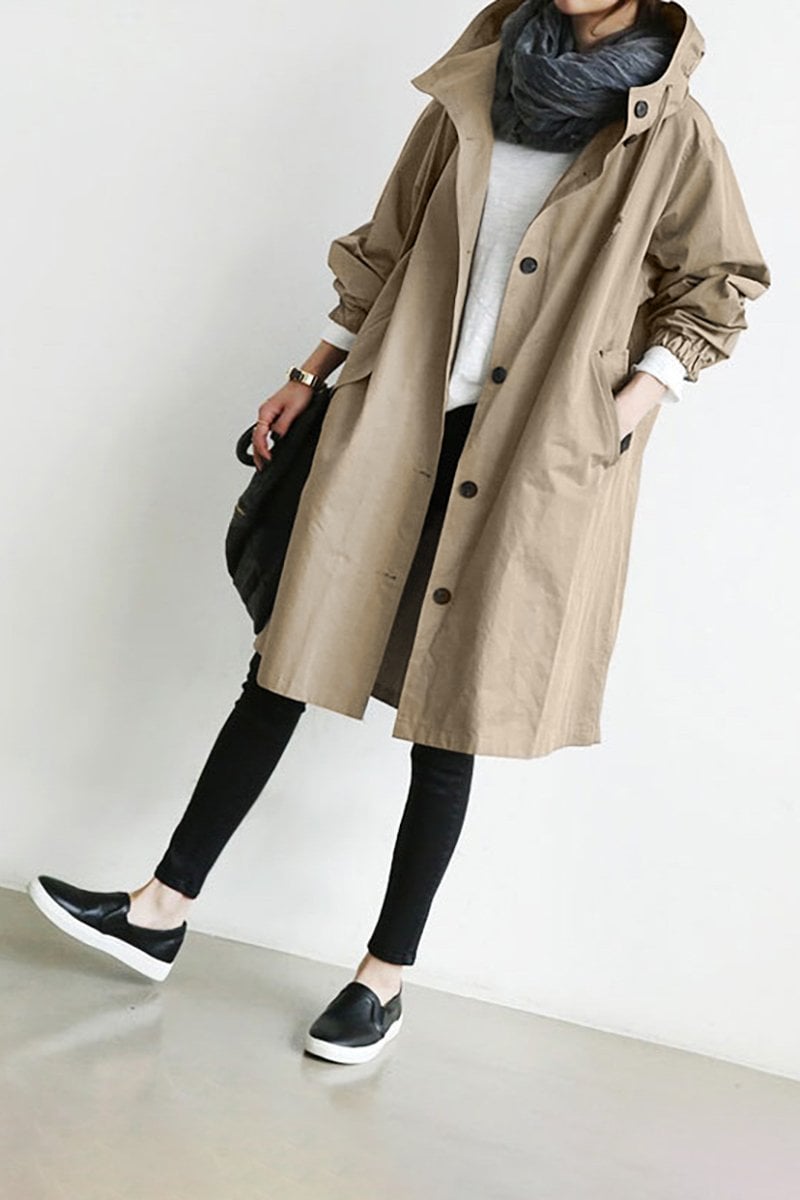 Moderne dame hættejakke: en stilfuld og vandtæt regn trenchcoat. Essentiel del af kvindetøj.