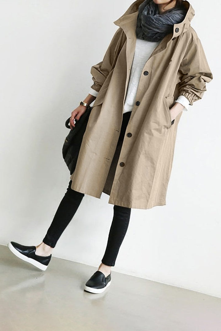 Moderne dame hættejakke: en stilfuld og vandtæt regn trenchcoat. Essentiel del af kvindetøj.