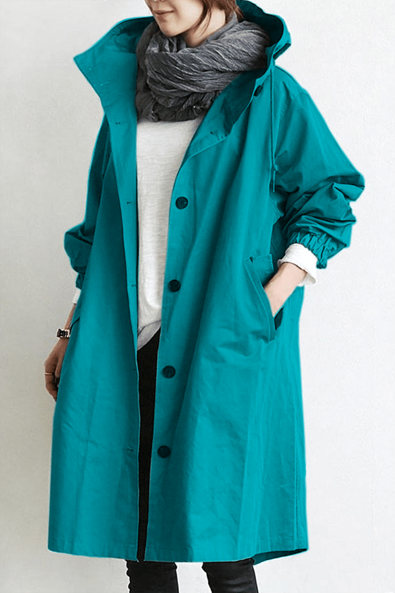 Klassisk dame trenchcoat, vandtæt med praktisk hætte. Perfekt til et stilfuldt og tørt look.