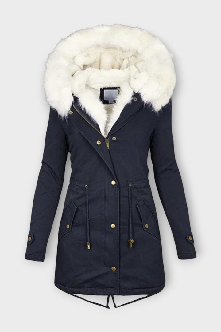 Lang dame vinterjakke med luksuriøst faux pelsfor, sikrer maksimal varme og elegant vinterlook. Nordisk design.