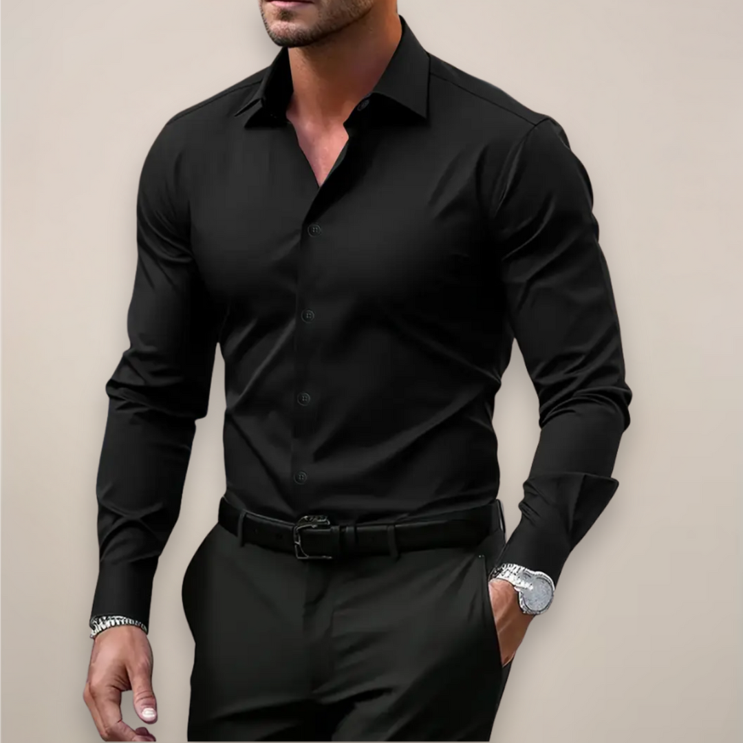 Moderne slimfit herreskjorte til foråret, giver et stilfuldt og elegant udtryk.
